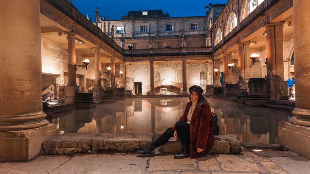 Qué ver en Bath, Inglaterra - Termas Romanas de noche. Roman Baths at night.